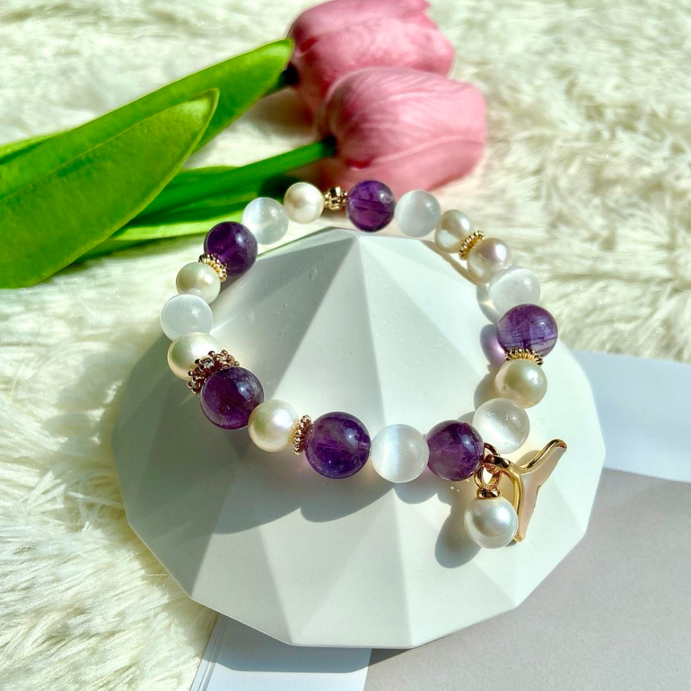 FRESHWATER PEARL, SATIN SPAR & AMETHYST BRACELET IN GOLD